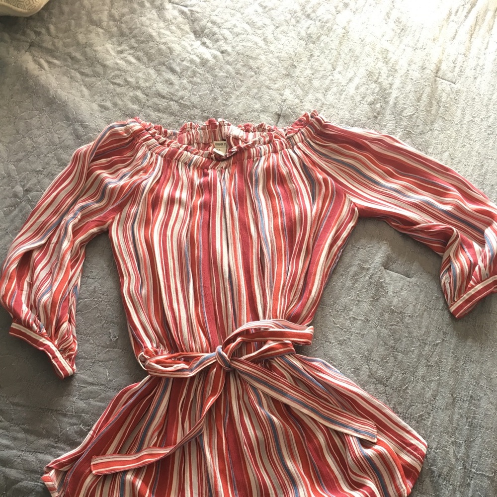 Adorable elastic off shoulder stripe blouse (EUC)